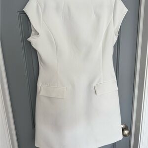 Elegant White Sleeveless Dress large